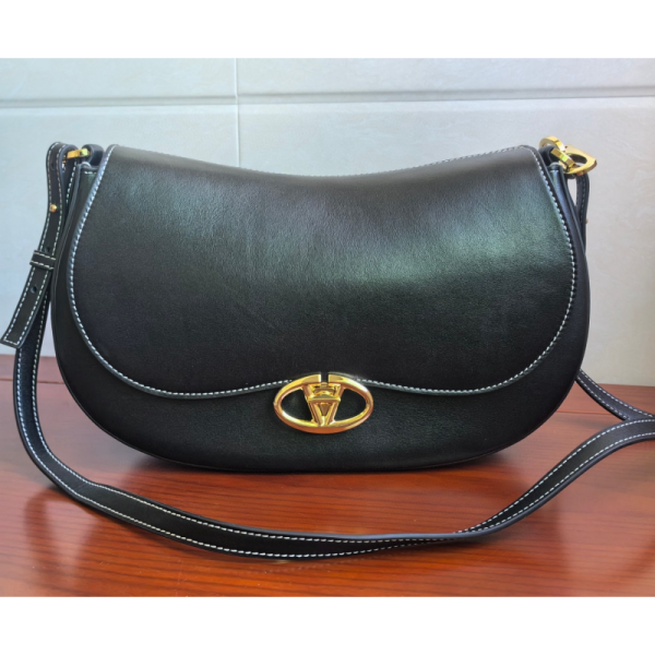 Garavani Ohval Medium soulder bag in Nappa leather