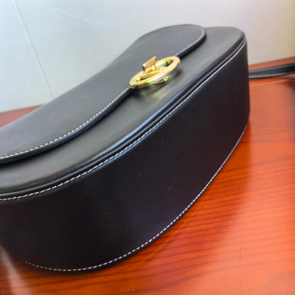 Garavani Ohval Medium soulder bag in Nappa leather