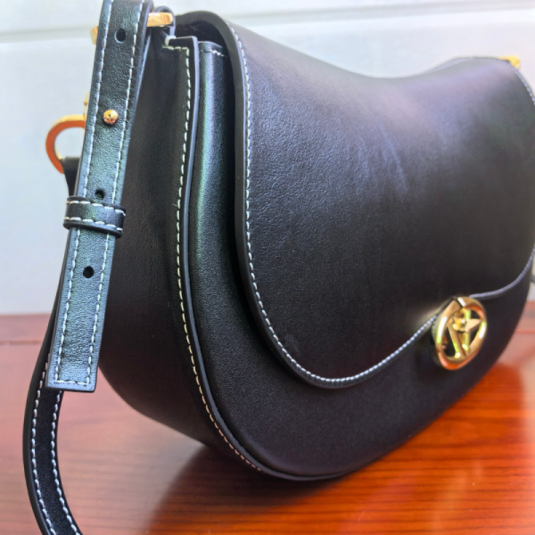 Garavani Ohval Medium soulder bag in Nappa leather