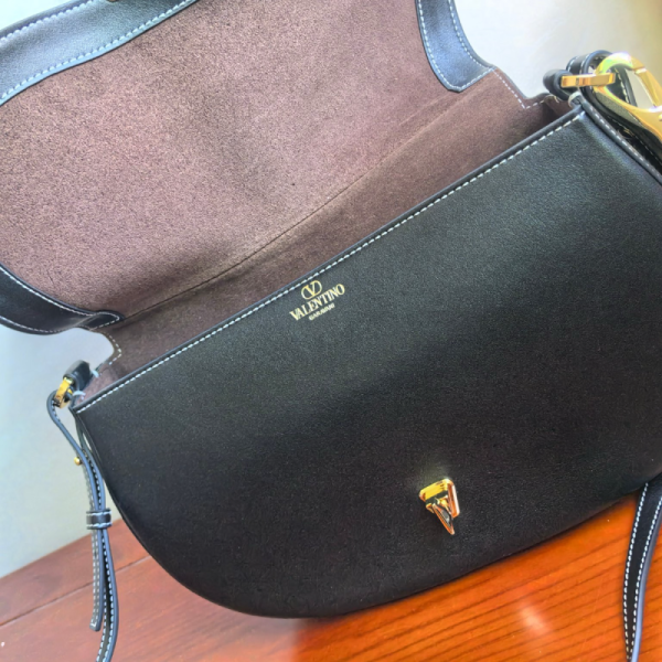 Garavani Ohval Medium soulder bag in Nappa leather