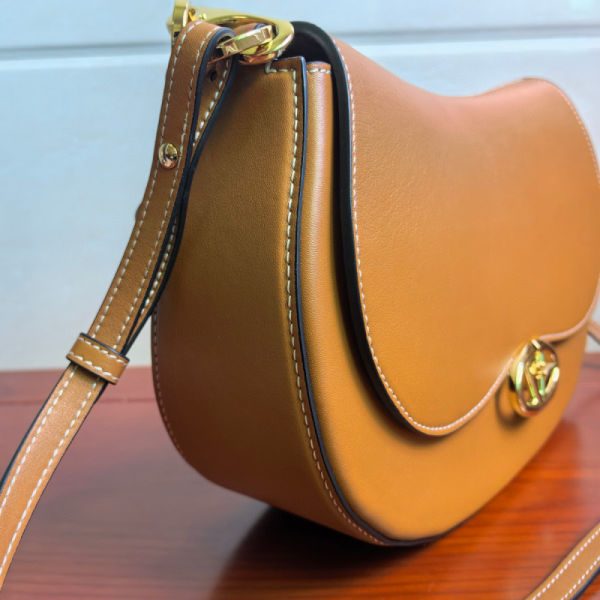 Garavani Ohval Medium soulder bag in Nappa leather