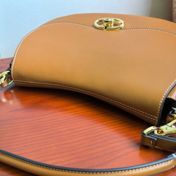 Garavani Ohval Medium soulder bag in Nappa leather